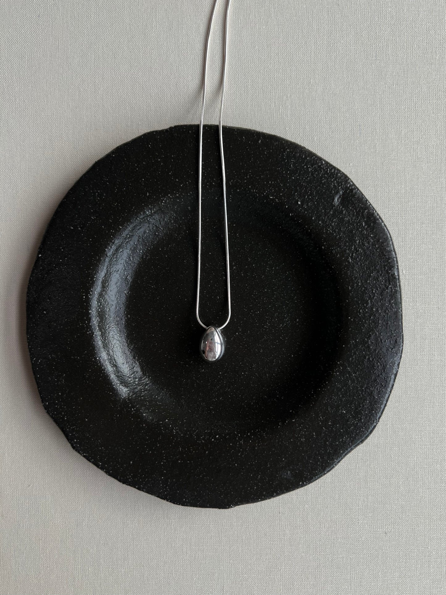 SILVER WATER DROPLET NECKLACE