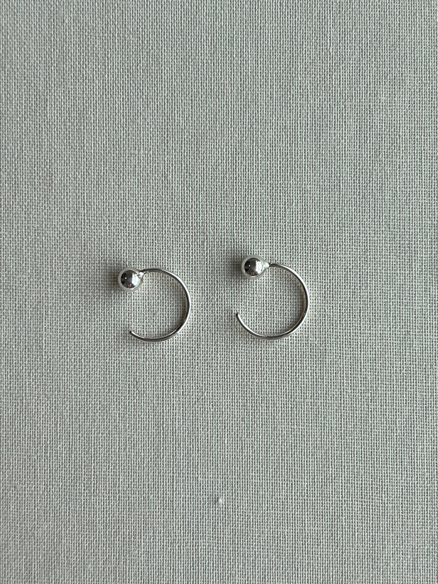 SILVER MINI BALL CURVE HOOK EARRING