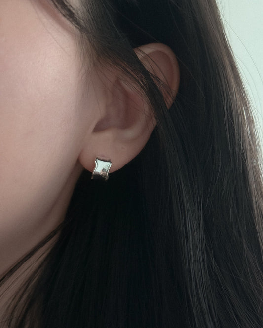 SILVER WAVY EARRING