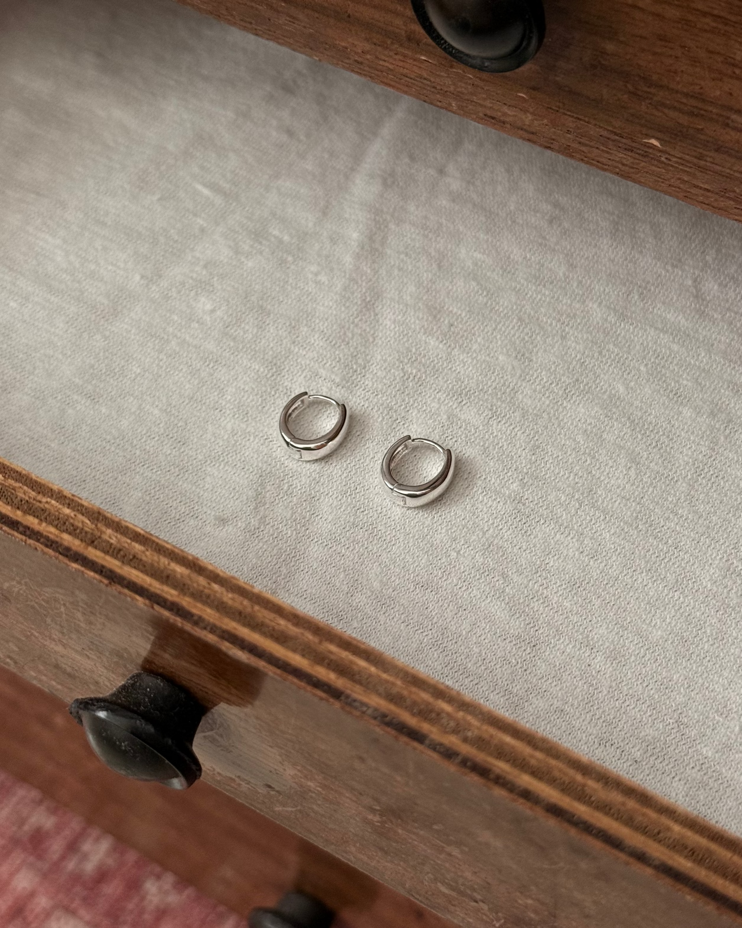 SILVER HOOP OVAL EARRING