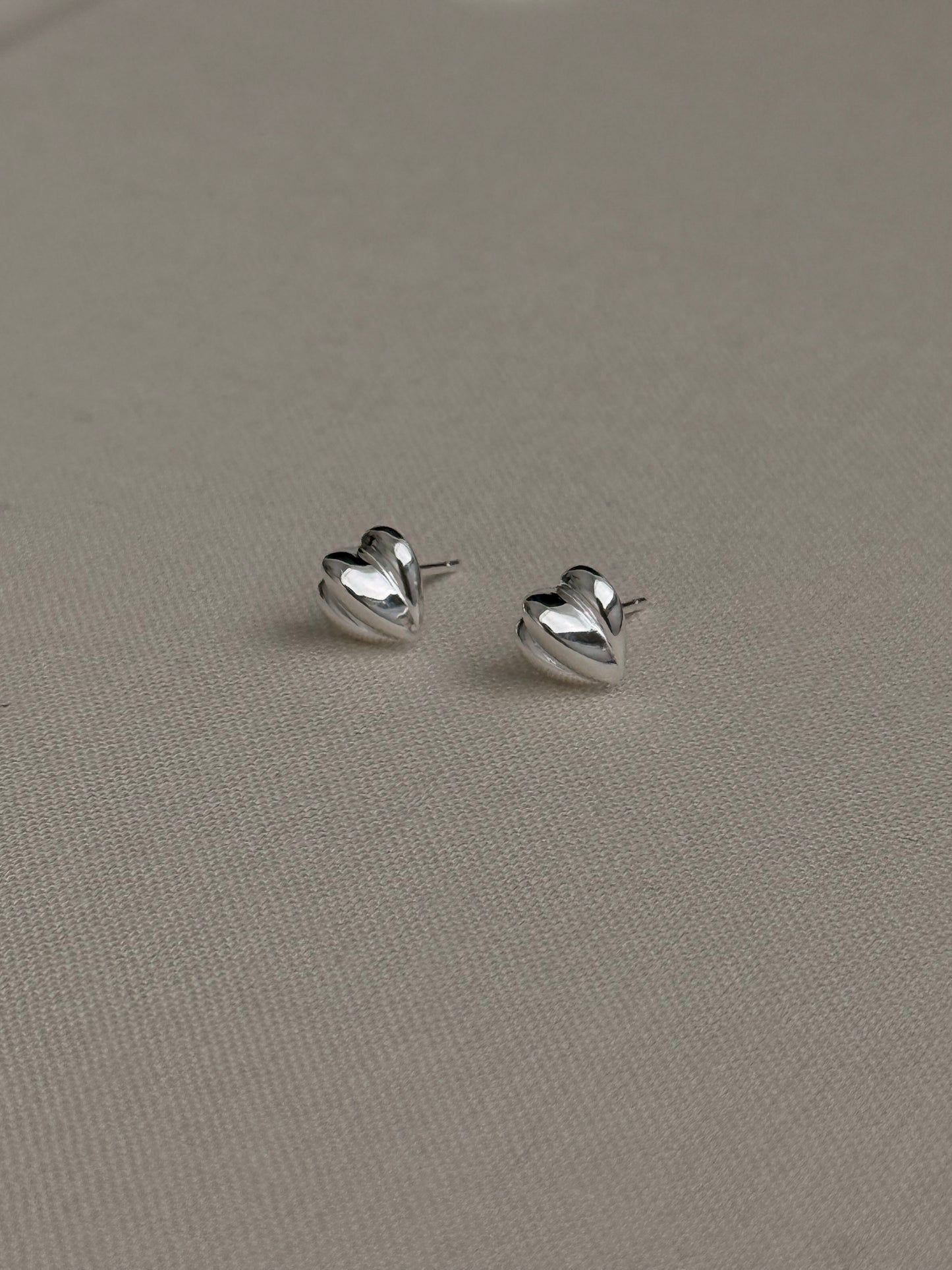 SILVER HEART STUD EARRING