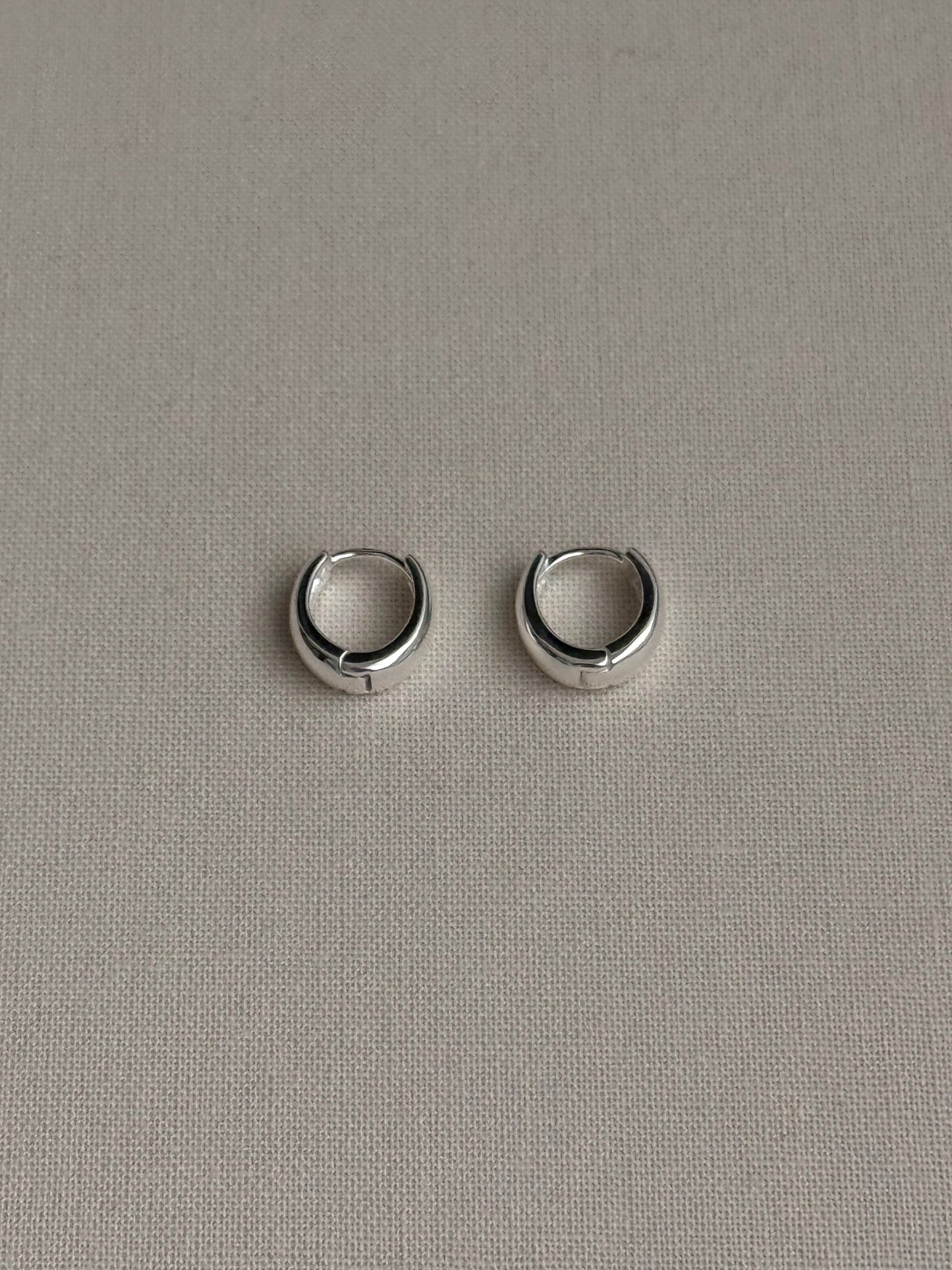 SILVER HOOP OVAL EARRING