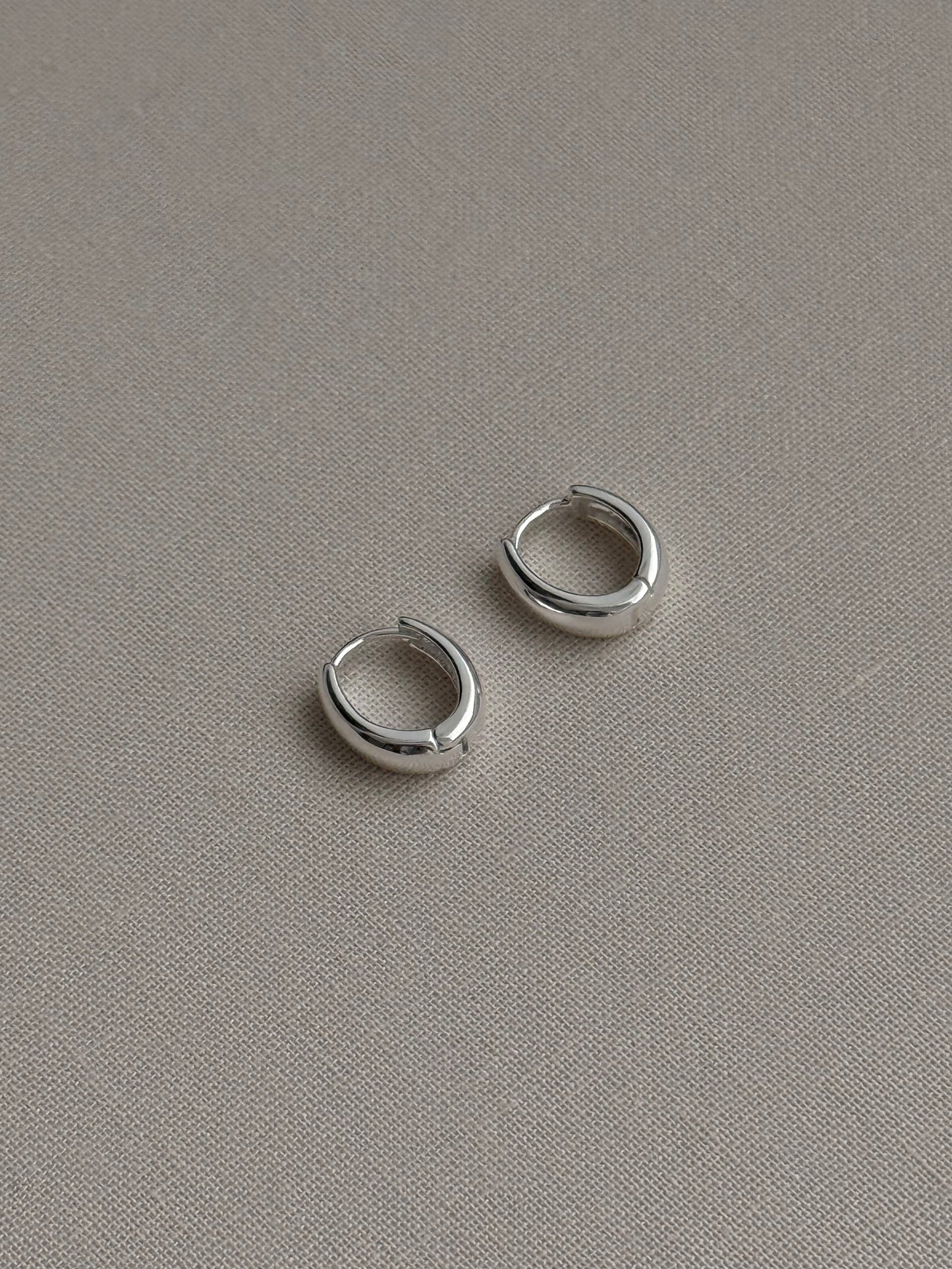 SILVER HOOP OVAL EARRING