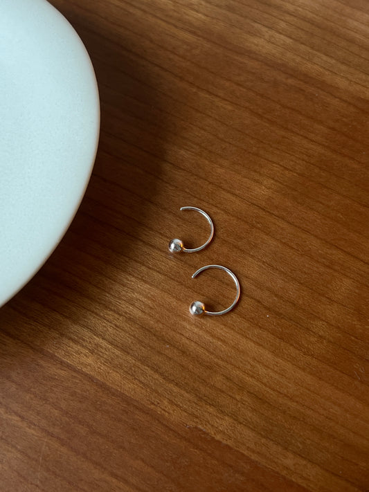 SILVER MINI BALL CURVE HOOK EARRING
