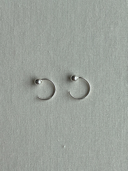 SILVER MINI BALL CURVE HOOK EARRING