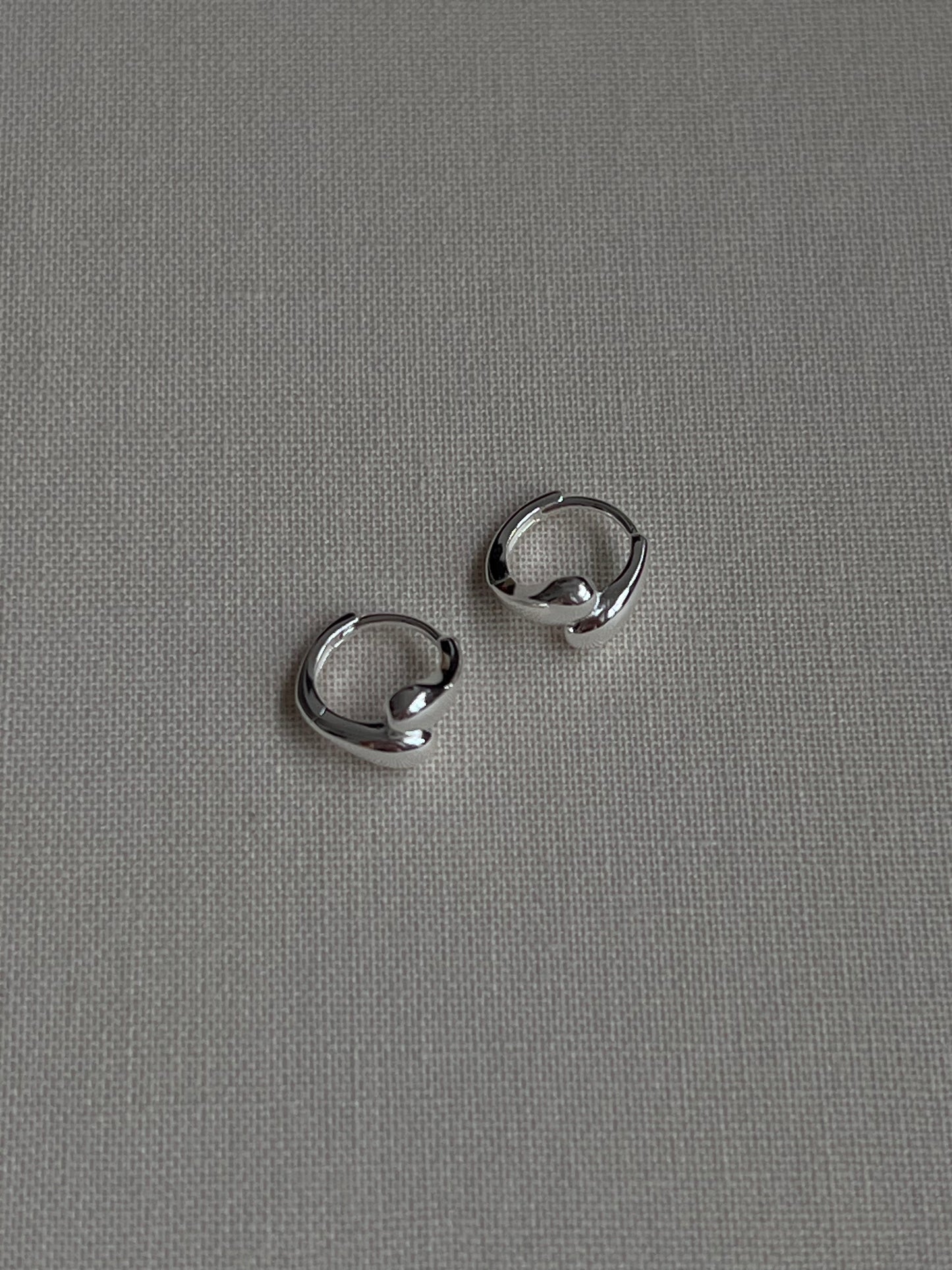 925 SILVER DROPLET EARRING
