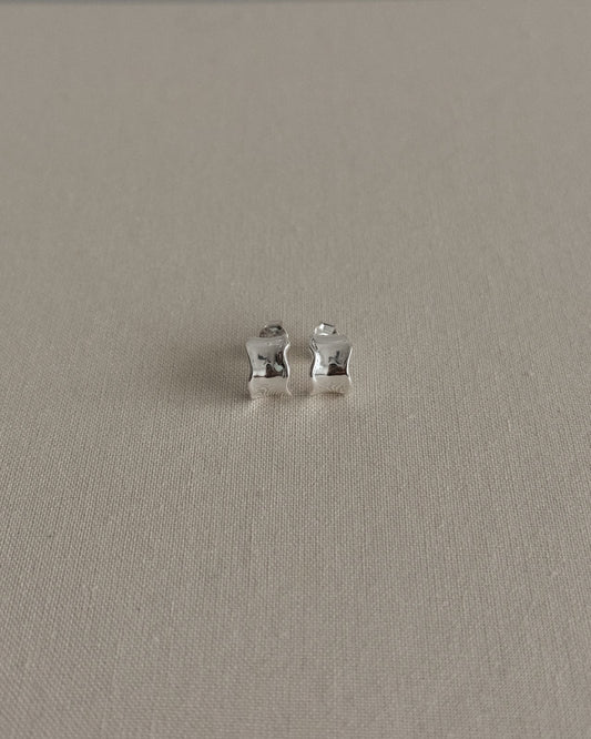 SILVER WAVY EARRING