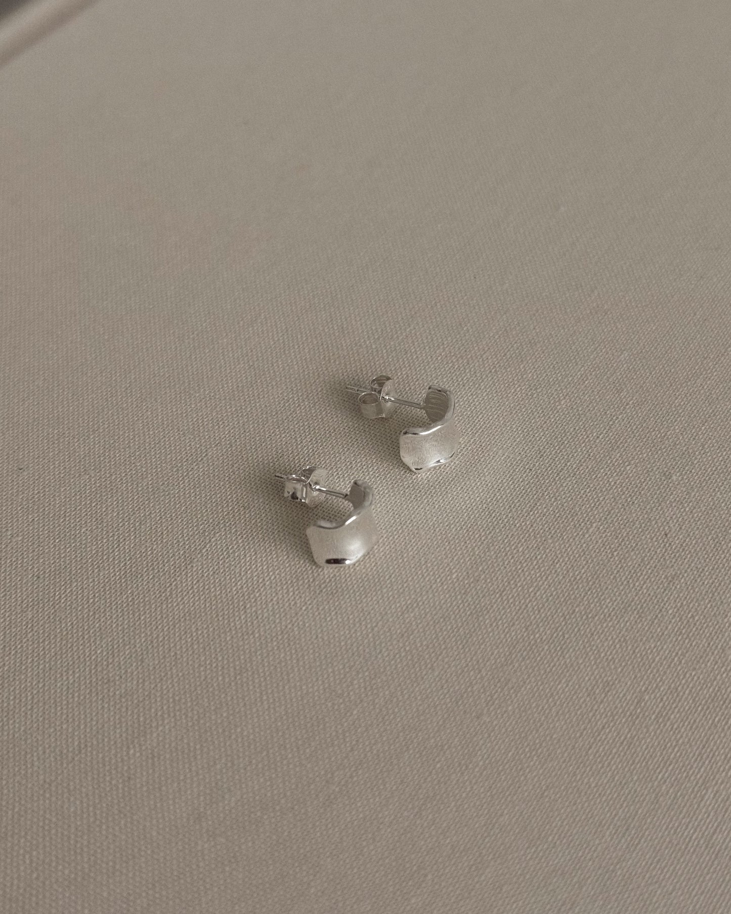 SILVER WAVY EARRING
