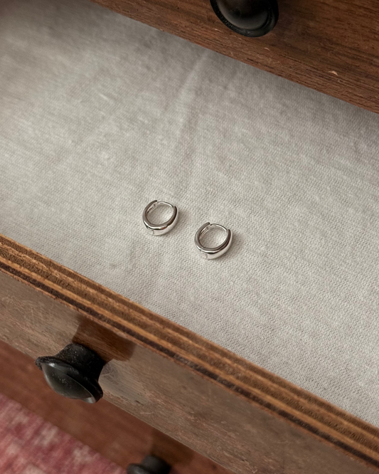 SILVER HOOP OVAL EARRING