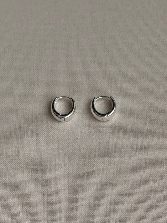 SILVER HOOP OVAL EARRING